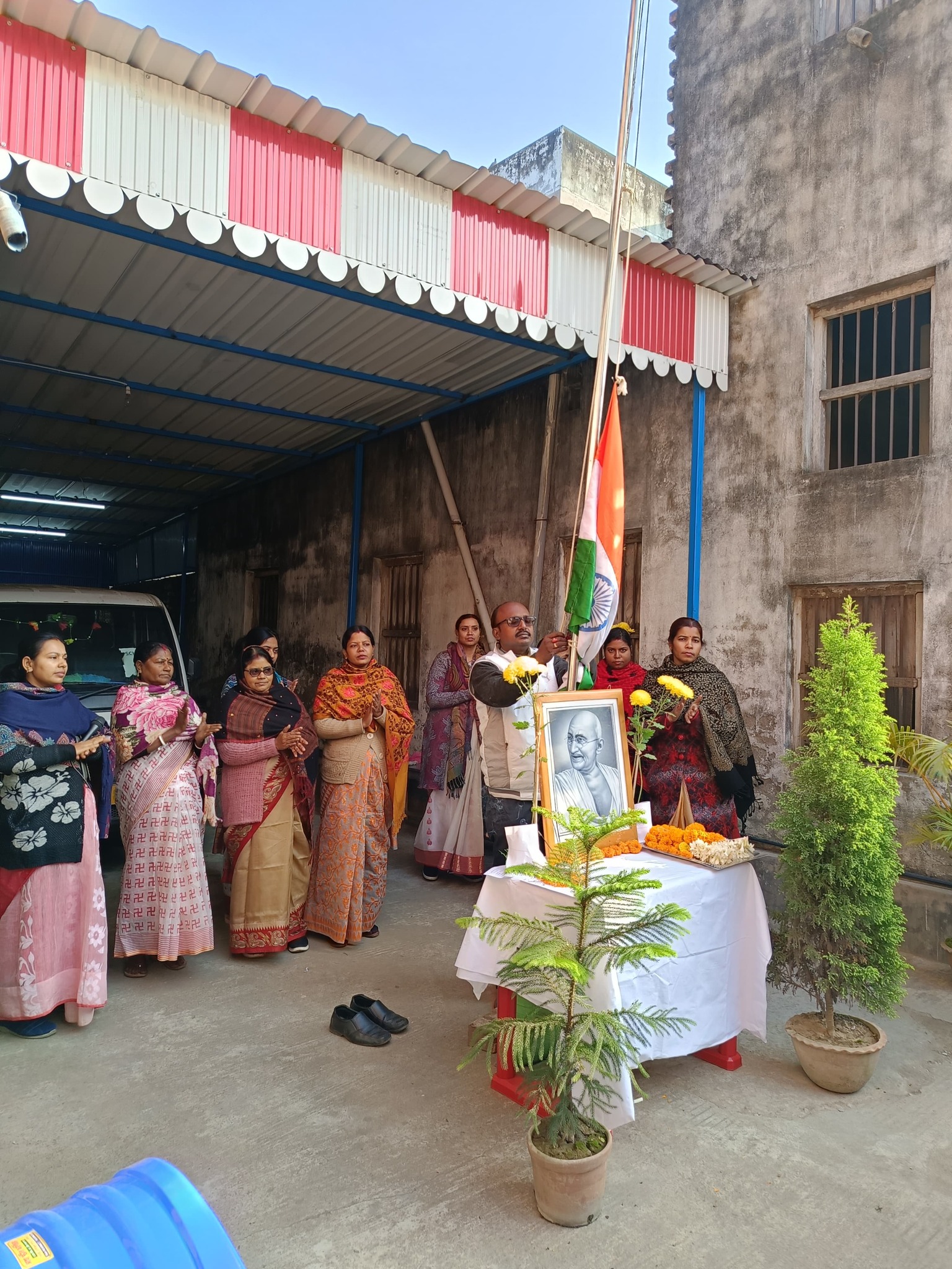 The Principal hoisted the national flag with utmost respect. 